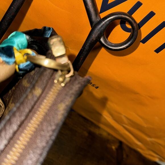 Louis Vuitton Monogram Pouch D-Ring - Picture 5 of 9